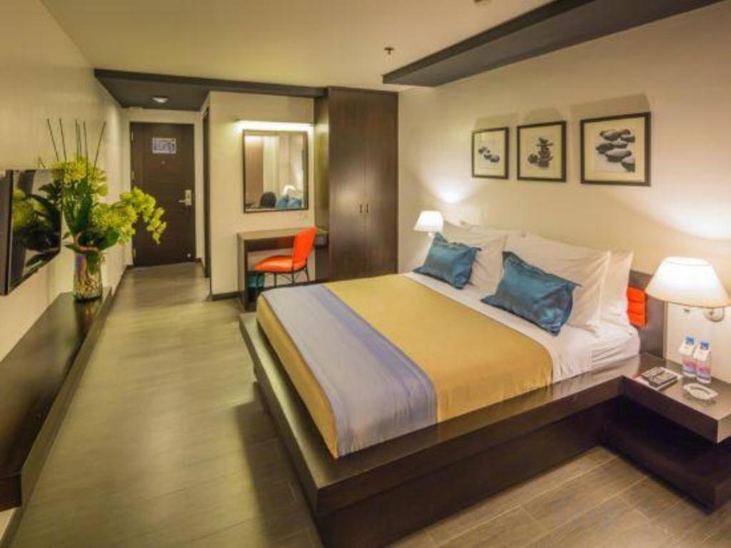 Ritz Astor Hotel Makati City Exterior photo